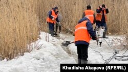 Тасқын су елді әбігерге салған кезде арық тазалап жүрген жұмысшылар. Семей, 11 наурыз, 2024 жыл.