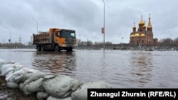 Ақтөбе қаласын кесіп өтетін Сазды өзені арнасынан шығып, көшеге су жайылды. 28 наурыз, 2024 жыл.