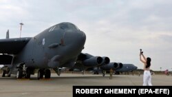 Американский бомбардировщик B-52, способный нести атомное оружие. Иллюстративое фото