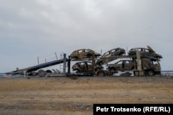 Үстіне тиелген жеңіл мәшинелермен қоса жанып кеткен жүк көлігінің қаңқасы. Жетісу облысы, 21 наурыз, 2024 жыл.