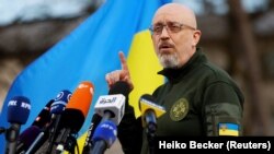 Министр обороны Украины Алексей Резников выступает перед СМИ на американской авиабазе Рамштайн в Германии, 21 апреля 2023 года