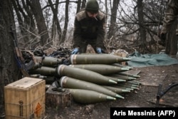 Украина сарбазы снарядтарды әзірлеп жатыр. Бахмут маңы, Украина. 17 наурыз 2023 жыл.