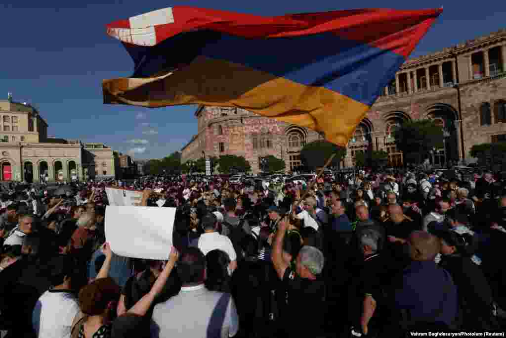 Протестующие собираются возле здания правительства в Ереване, 19 сентября 2023 года. 20 сентября, на второй день обострения ситуации в Нагорном Карабахе, Азербайджан и этнические армяне договорились о немедленном прекращении огня. Фактическое руководство анклава, населённого преимущественно этническими армянами, приняло предложение от российской миротворческой миссии и согласилось на переговоры о &laquo;реинтеграции&raquo; территории в состав Азербайджана