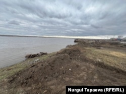 Бұрын жайылым болған жер қазір су астында қалған. Алтын дала ауылы, Қостанай облысы, 10 сәуір, 2024 жыл.