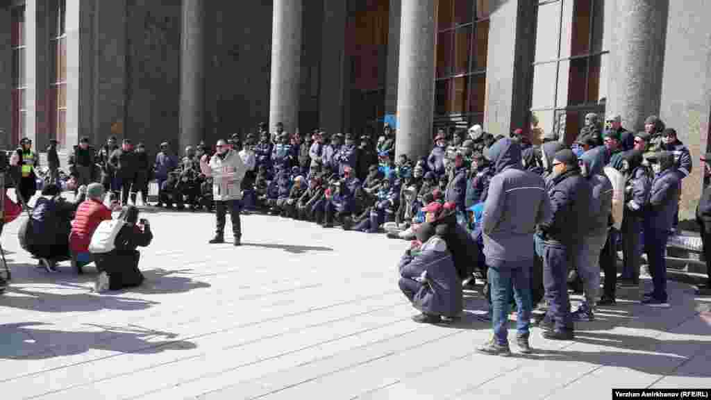 Жұмыссыз қалған жаңаөзендіктер мәселеміз шешілмесе, министрлік алдынан кетпейміз дейді.