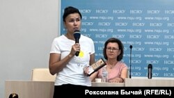 Супруга фрилансера Крым.Реалии Владислава Есипенко Екатерина получает диплом о признании ее мужа лауреатом Национальной премии Украины за защиту свободы слова, 6 июля 2023 года