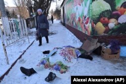 Тело человека, погибшего в результате обстрела рынка в микрорайоне Текстильщик