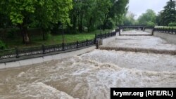 Бурный поток воды на реке Малый Салгир. Симферополь, 31 мая 2023 года 