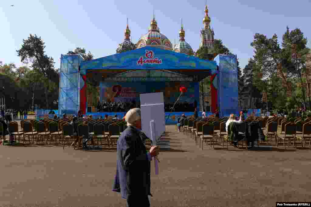 Парктегі орталық алаңда әскери әндер айтылған тегін концерт болды.&nbsp;