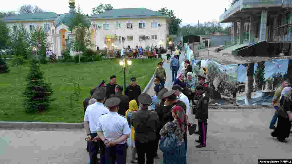 За соблюдением безопасности и порядка на территории храма во время встречи иконы в основном следили по благословению митрополита семиреченские казаки. Они стоят в группе на переднем плане вместе с сотрудниками СОБРа и гражданскими лицами.