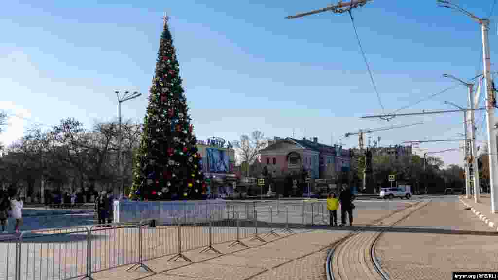 Главная новогодняя елка Евпатории на Театральной площади. Ныне она в гордом одиночестве. В прежние годы возле елки устанавливали еще и различную праздничную иллюминацию