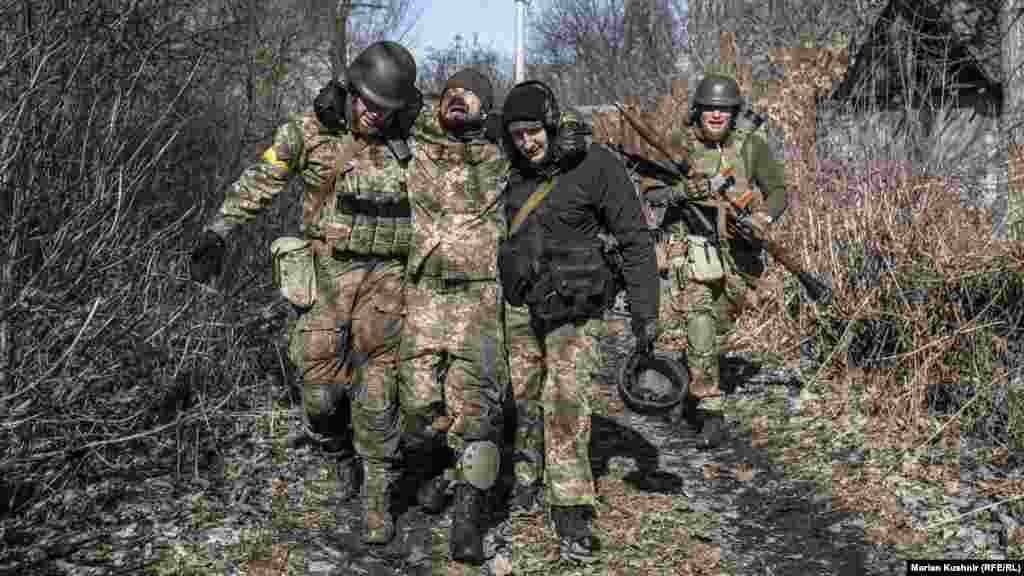 Ukraine -- The Ukrainian military is storming a settlement in the Kyiv region, where Russian forces are stationed. March 10, 2022