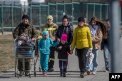 Польшаға қашқан украиналық әйелдер мен балалар. 27 наурыз 2022 жыл.