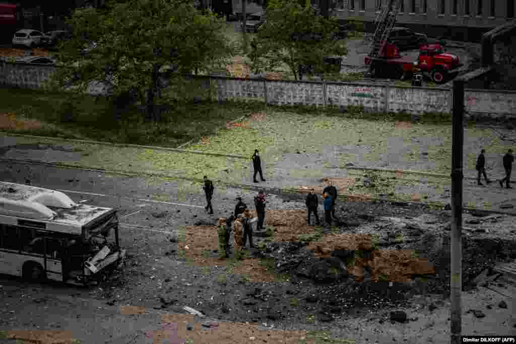 В результате взрыва автобуса выбило окна в близлежащих жилых домах