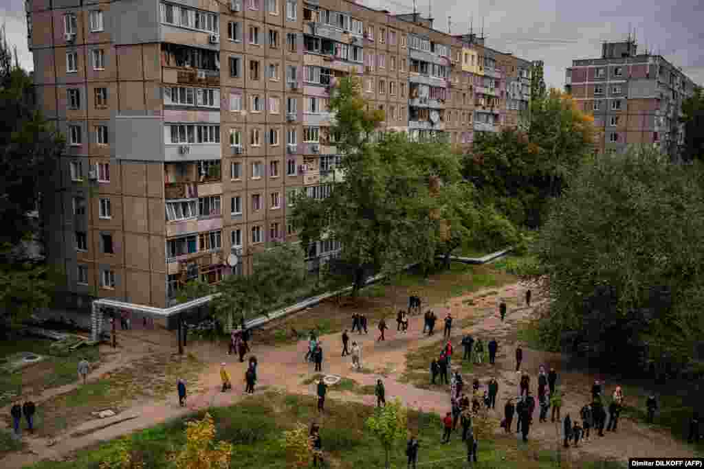 Днепр выступает логистическим узлом для сбора и отправки гуманитарной помощи. В город также прибывают люди, бегущие от боевых действий на востоке и юге Украины&nbsp;