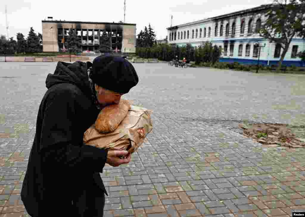 Живущие без электричества и газа люди благодарны волонтерам за свежий хлеб