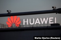 Камеры наблюдения перед логотипом Huawei в Белграде, Сербия, 11 августа 2020 года