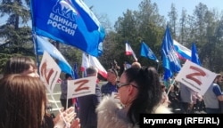 Участники митинга держат в руках флажки с изображением буквы Z – российского символа войны против Украины. Симферополь, 7 апреля 2022 года