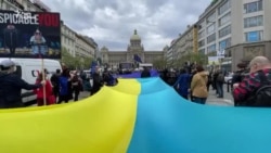 У Празі на акції протесту проти впливу Росії розгорнули прапор України (відео)