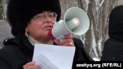 "Земля и люди" газетінің редакторы Екатерина Макеева Жаңаөзен оқиғасының жүз күндігіне орай өткен қарсылық митингісінде билікті жақтап, халық назарын аударып әкетуге тырысып жатыр. Орал, 24 наурыз 2012 жыл.