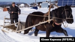 Атқа шана жеккен Суранаш ауылының тұрғыны.