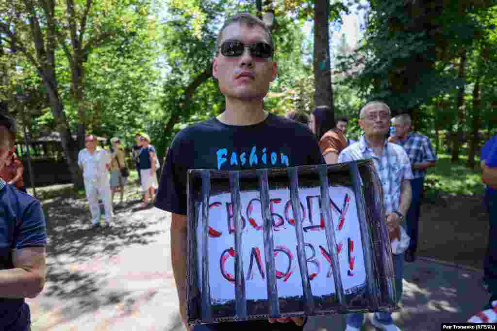 На разрешенный властями митинг за свободу слова собралось около 100 человек, в том числе и журналисты, многие из которых пришли освещать событие, а не участвовать в нём. Силовиков тоже было немало, они как всегда записывали на видео происходящее и старались не подходить близко к митингующим.