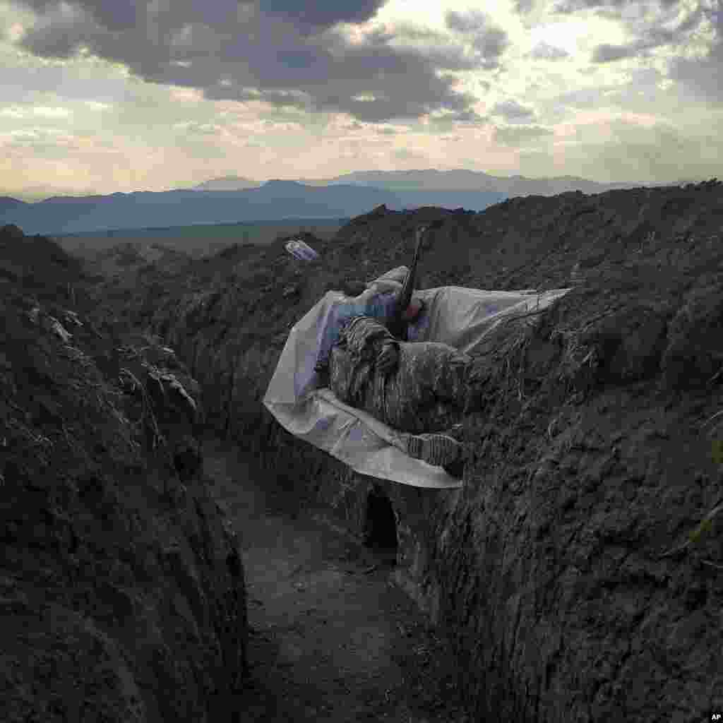 &laquo;Солдат, який відпочиває&raquo;. Солдат, який лежить в окопі, підклавши під себе шматок пластику, в північно-східній частині Сюніка, поблизу села Неркін Хндзореск, Вірменія, 31 жовтня 2020 року. &nbsp; Сучасні проблеми: третя премія в одиночному розряді &ndash; Вагінак Казарян