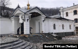 Святогорская лавра после обстрела российскими военными. Святогорск, Донецкая область, 13 марта 2022 года