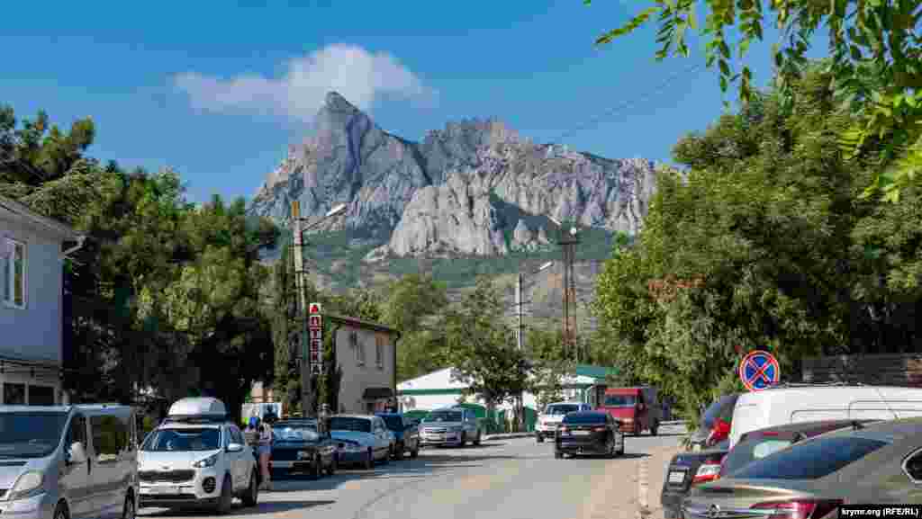 Утро с видом горы на главной улице поселка - улице Ленина