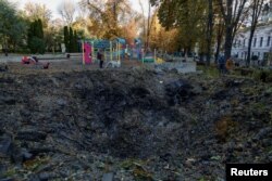 Воронка от попадания российской ракеты в центр города Киева. 10 октября