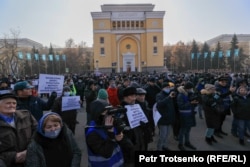 Участники митинга против назначения акимом Алматы Ерболата Досаева. 5 февраля 2022 года