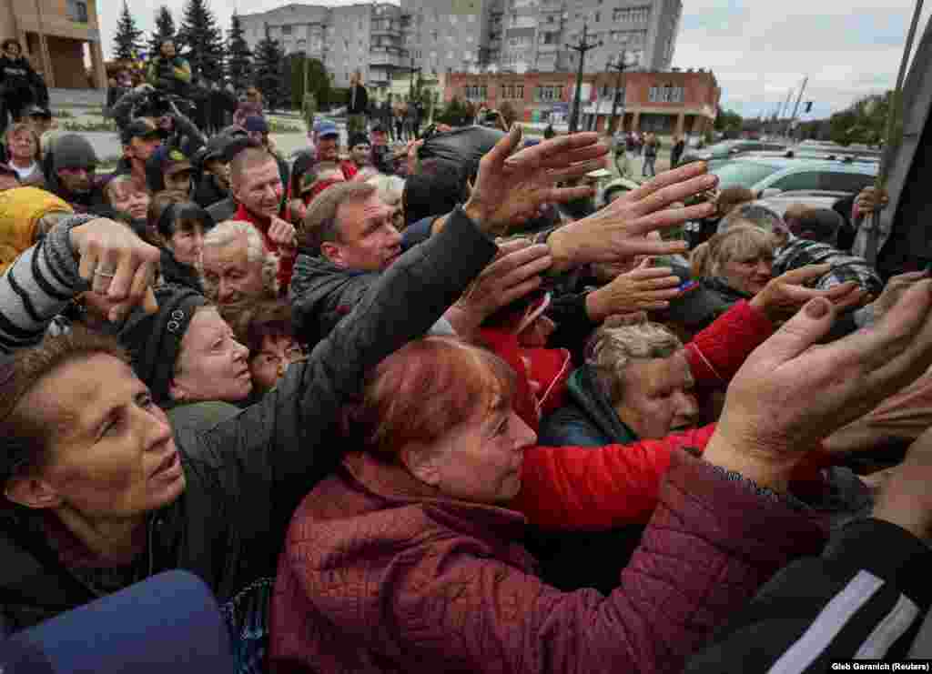 Местные жители у грузовика с гуманитарной помощью в освобожденном городе Балаклея