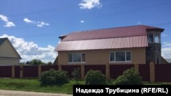 В поселке немало симпатичных современных домов