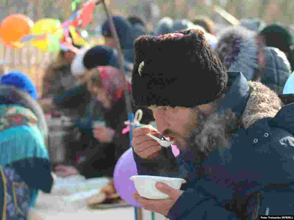 На казачьей Масленице всех желающих угощали ухой и поили чаем.