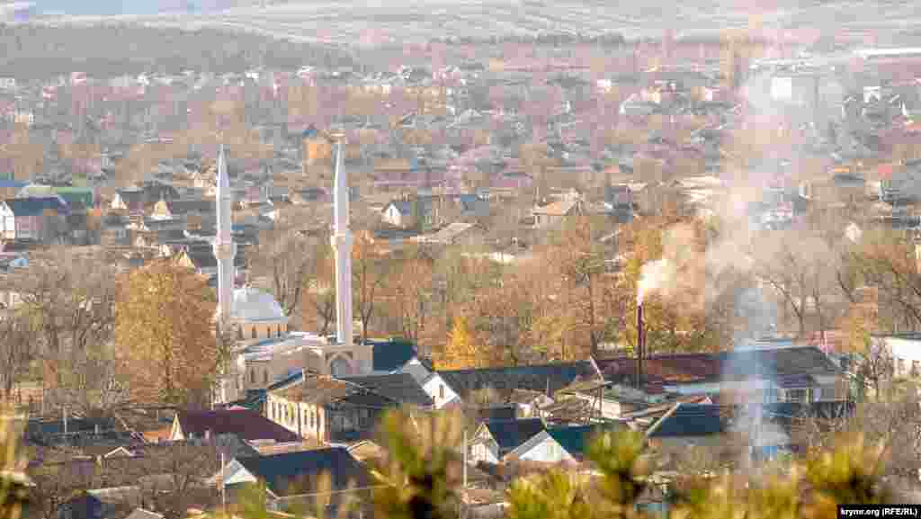 Ярмарочной суеты в центре города с холма Дорт-Куль не видно