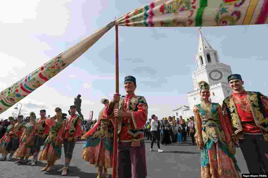 Во время торжества выступали артисты наряженные в традиционные костюмы