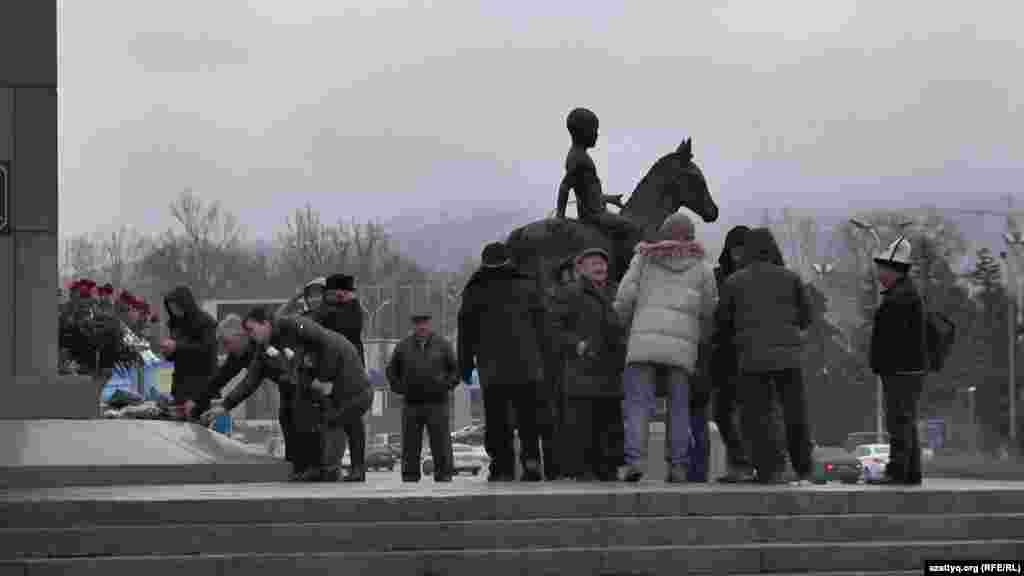 Группа гражданских активистов в это время проводила церемонию возложения цветов к Монументу Независимости по соседству, на площади Республики. Они провели эту церемонию в память о жертвах Декабрьских событий 1986 года и Жанаозенских событий 2011 года.&nbsp;