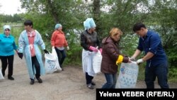 Активисты складируют собранный с малого озера в Центральном парке Караганды и прилегающей к нему территории мусор. 30 июля 2016 года.