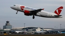 Самолет Czech Airlines на фоне терминала пражского аэропорта.