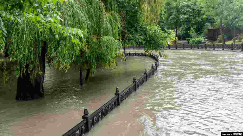 Вода подтопила часть парка имени Гагарина близ слияния Малого Салгира и Салгира