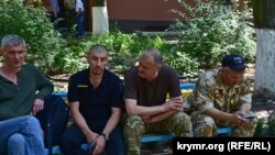 Участники пикета представительства президента Украины в АРК, Херсон, 10 июля 2017 года