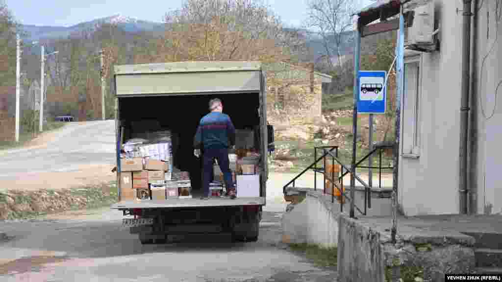 К клубу примыкает сельский магазин, в него привезли товары