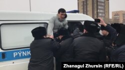 Полицейские задерживают акивиста Сагындыка Бекеева на месте предполагаемого митинга 1 марта 2020 года, Актобе. 