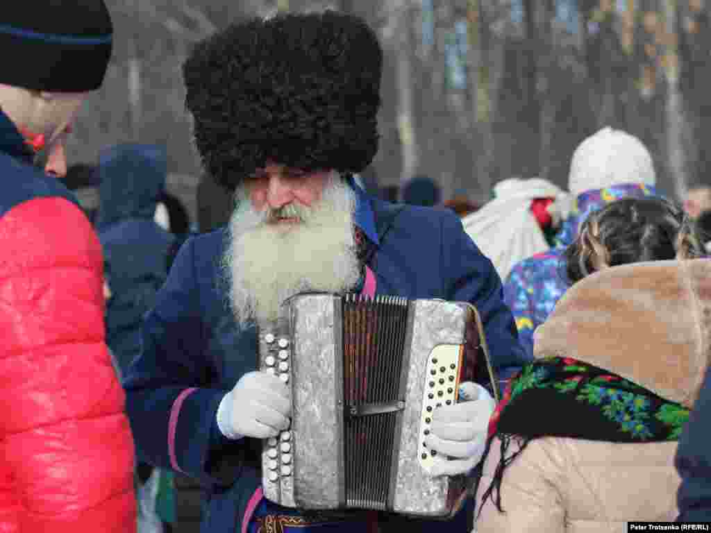 Уральский казак во время исполнения народных песен. &nbsp;