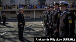 Контр-адмирал Андрей Тарасов поздравляет выпускников Института Военно-Морских Сил