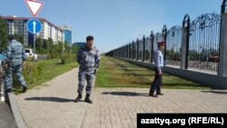 Назарбаев кеңсесі маңын бақылап жүрген полиция қызметкерлері. Нұр-Сұлтан, 10 шілде 2019 жыл.