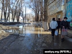 Вода и грязь часто скапливаются на тротуарах из-за отсутствия у дорог арыков и ливневых каналов, но строить их «слишком дорого». Уральск, Западно-Казахстанская область, 1 апреля 2021 года.