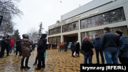 Митинг в поддержку Олега Зубкова возле Верховного суда Крыма, февраль 2020 года