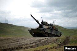 Американский танк «Абрамс» (M1A2 Abrams) во время военных маневров в Грузии. Май 2016 года