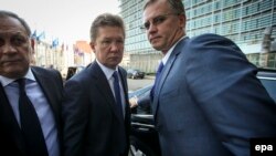 Глава "Газпрома" Алексей Миллер (в центре) прибыл на переговоры по газовому вопросу с участием ЕС и Украины. Брюссель, 11 июня 2014 года.